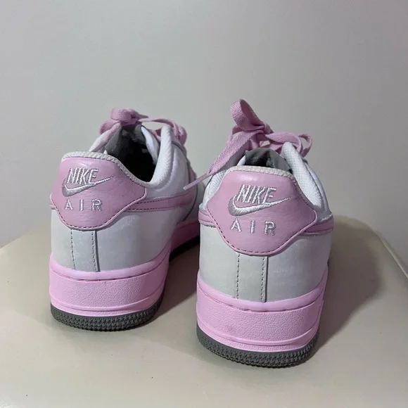 Nike Air Force 1 in White and Light Pink - Picture 3 of 7